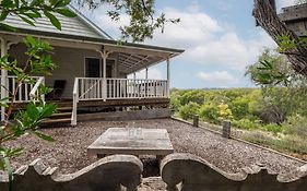 Hillview - Spacious Bushland Haven With Scenic Views